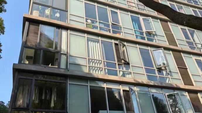 kaiyun-上海一小区业主发现：家中落地窗竟属玻璃幕墙！装修更换被阻引发矛盾